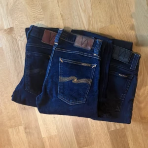 3 st nudie jeans - Tre navy nudie jeans st 26 32 på två 26 34 på en perfekt till att resella. Ändast 210 per nudie jeans.