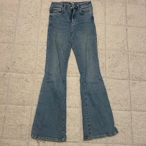 Bootcut jeans Gina Tricot stl 36 - Ljusblå bootcut jeans från Gina perfect jeans i storlek 36. Midwaist med dragkedja. Jeansen har en snygg utsvängd passform nertill och är tillverkade i mjukt denimtyg som sitter skönt på kroppen.