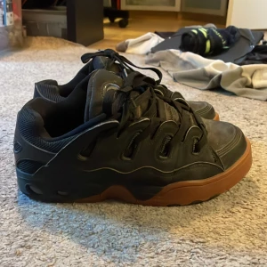 Osiris ”D3 OG” skor - Tvärfeta osiris skor i stl.42 ganska använda men ändå snygga. Nypris 1500kr