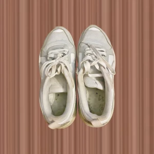 Vita sneakers från Puma - Bekväms sneakers, använda många gånger men in bra skick! Står ingen storlek men passar som 39 skulle jag säga :)