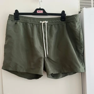 Gröna badshorts  - Gröna badshorts med vita snören 