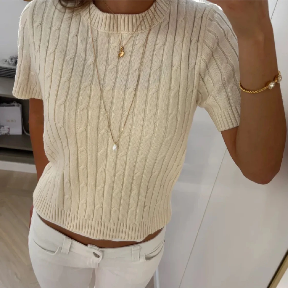 Beige kabelstickad kortärmad tröja
