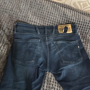 Replay jeans 31 32 - Säljer feta replay anbass storlek 31 32 bara lite trasiga i bak men inte nått man märker av