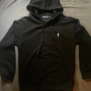 Svart hoodie från Polo Ralph Lauren - Svart Rahlp Lauren hoodie i storlek S men sitter som XS, ruggigt fet. Den är helt ny och aldrig använd. Priset är inte hugget i sten.