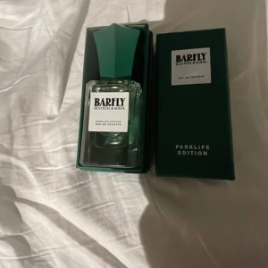 Barfly Parklife Edition parfym - Barfly Parklife Edition från Scotch & Soda. En Eau de Toilette. Eftertraktad parfym som gick ur försäljning 2022 och var en limited edition. Parfymen har en unik doft med lukt utav bergamot och citrus och sticker ut. Parfymen är helt oanvänd och kommer med originalförpackningen. 