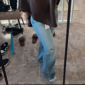 Ljusblå straight  - Säljer ett par ljusblåa jeans med slitningar på knän och en liten över låren. Använd 1 gång . Jeansen va tyvärr för långa för mig så de är klippta symmetriska. Hade passat någon mellan 160-170