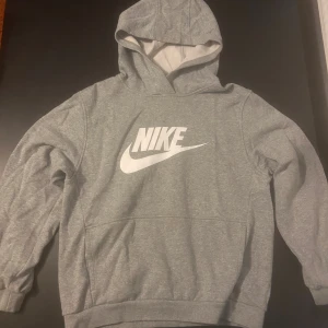 Grå Nike hoodie - Grå hoodie från Nike i storlek XL (barn) ≈ XS man