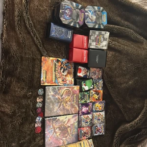 Pokémon Trading Card Game Samling - Stor samling Pokémonkort med flera boosters, samlaralbum, deckboxar och exklusiva kort. Perfekt för dig som vill bygga din egen lek, samla eller byta med vänner. Innehåller både vanliga och holografiska kort samt tillbehör för spelet. En dröm för Pokémonfans och samlare! Bara att höra av sig vid frågor.