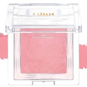 Glint blush 04 Tulip On - Rouge i nyansen 04 Tulip On från Glint. Färgen är en mjuk, dämpad rosapink som ger kinderna en naturlig och fräsch flush. Kommer i en stilren, transparent fyrkantig dosa. Perfekt för att skapa en soft och ungdomlig look.