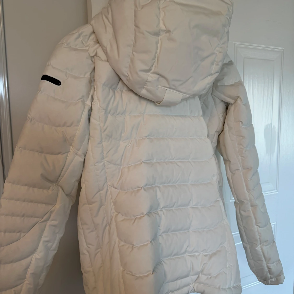 Vit pufferjacka från Peak Performance - 1