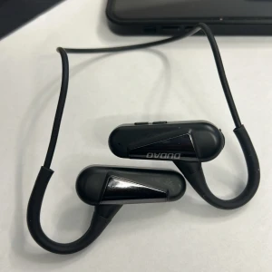 Dudao LX5 Air Conduction Sporty Wireless Earphone - Lätta trådlösa sporthörlurar från Dudao, modell U2XS. Air conduction-design för bekväm användning vid träning, 300mAh batteri och låg vikt (20g). Snyggt skick, inga synliga defekter eller slitage. Perfekta för löpning och cykling.