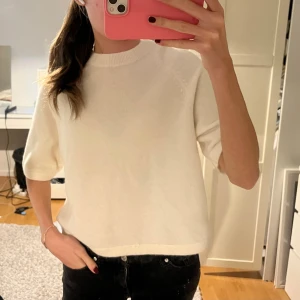 Vit stickad t shirt - Vit trekvarsärmad tröja i fint skick