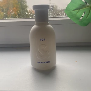 Jack & Jones #01 Parfym - Stilren parfym från Jack & Jones med enkel design och märkning #01. Perfekt för dig som gillar minimalistiska och moderna produkter. Volym och ingredienser syns ej på bilderna.