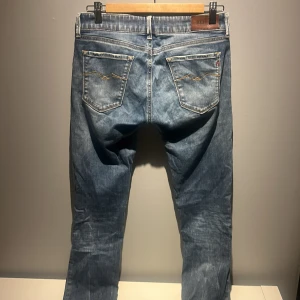 Replay jeans 28/32 - Ett par riktigt snygga replay jeans i storlek 28/32. Bra skick, Cirka 7/10. Hör av er om ni har frågor så kommer vi fram till något!