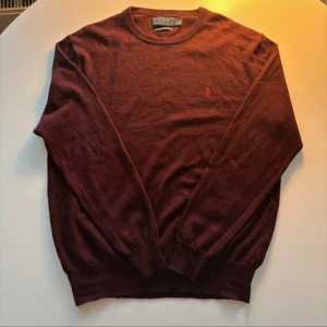 Ralph Lauren Tröja Merinoull Vinröd - Säljer denna röda Ralph Lauren tröja i merinoull. Storlek M och riktigt bra skick. Tveka inte att kontakta mig för frågor! 🙏 