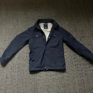 Mörkblå ”fieldjacka” - Sjukt snygg fieldjacka från Rockandblue. Den är varm, praktisk och snygg, alltså helt perfekt inför höst/vinter/vår tiderna!                                    Passar både i casual lägen med exempelvis en hoodie under och lite mer uppklätt. Den är i storlek 46 och passar i S-M. Jag köpte den på Volt för ett tag sedan och den är sparsamt använd vilket alltså betyder att skicket är väldigt bra. Nypris 1799!💰Fler frågor eller funderingar? Tveka inte på att höra av dig!💙