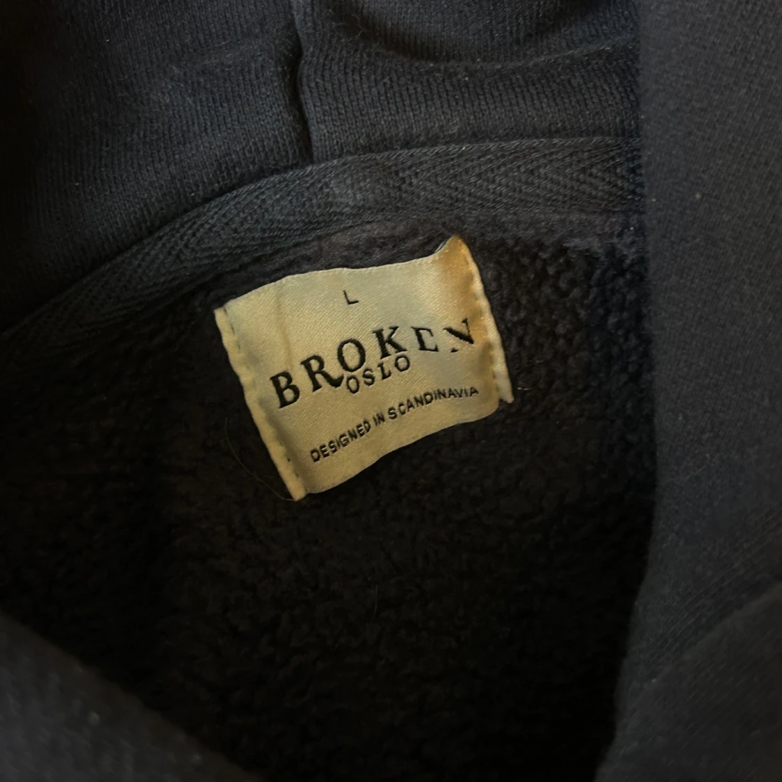 Mörkblå hoodie från Broken Oslo - 2