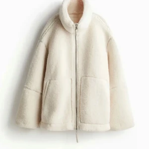 Teddy jacka - Supermjuk och fluffig beige teddyjacka från hm, den är lite oversized men sitter bra på mig som har S (andra bilden är min egna bild) säljer denna då den inte kommit till användning, köpte den här på Plick men köptes som nyskick💞💞köptes för ca 700kr men säljer för 550kr + frakt💞