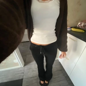 Säljer dessa trendiga mjukisbyxor  - Ifrån nitted, fint skick 