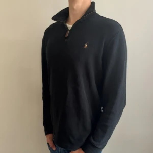 Ralph Lauren quarter zip - Hej säljer nu min fina Ralph Lauren tröja i storlek S. Den är i nyskick och kommer vara super snygg inför hösten. Nypris ca 2500kr! Glöm inte följa
