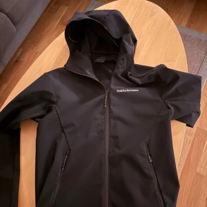 Peak performance jacka - En perfekt höst och skidjacka nu till kallare väder. En windbreaker som även tål lite regn och snö. Knappt använd och i perfekt skick. Storlek S men passar även M skulle ja säga. Nypris runt 2.3. Mitt pris 700 