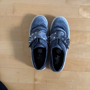 Gråa sneakers i sammet  - Unika gråa sneakers i sammet från Shellys London köpt utomlands med silvriga nitar. Skorna har en vit, räfflad platåsula som ger extra höjd och cool stil 🌸