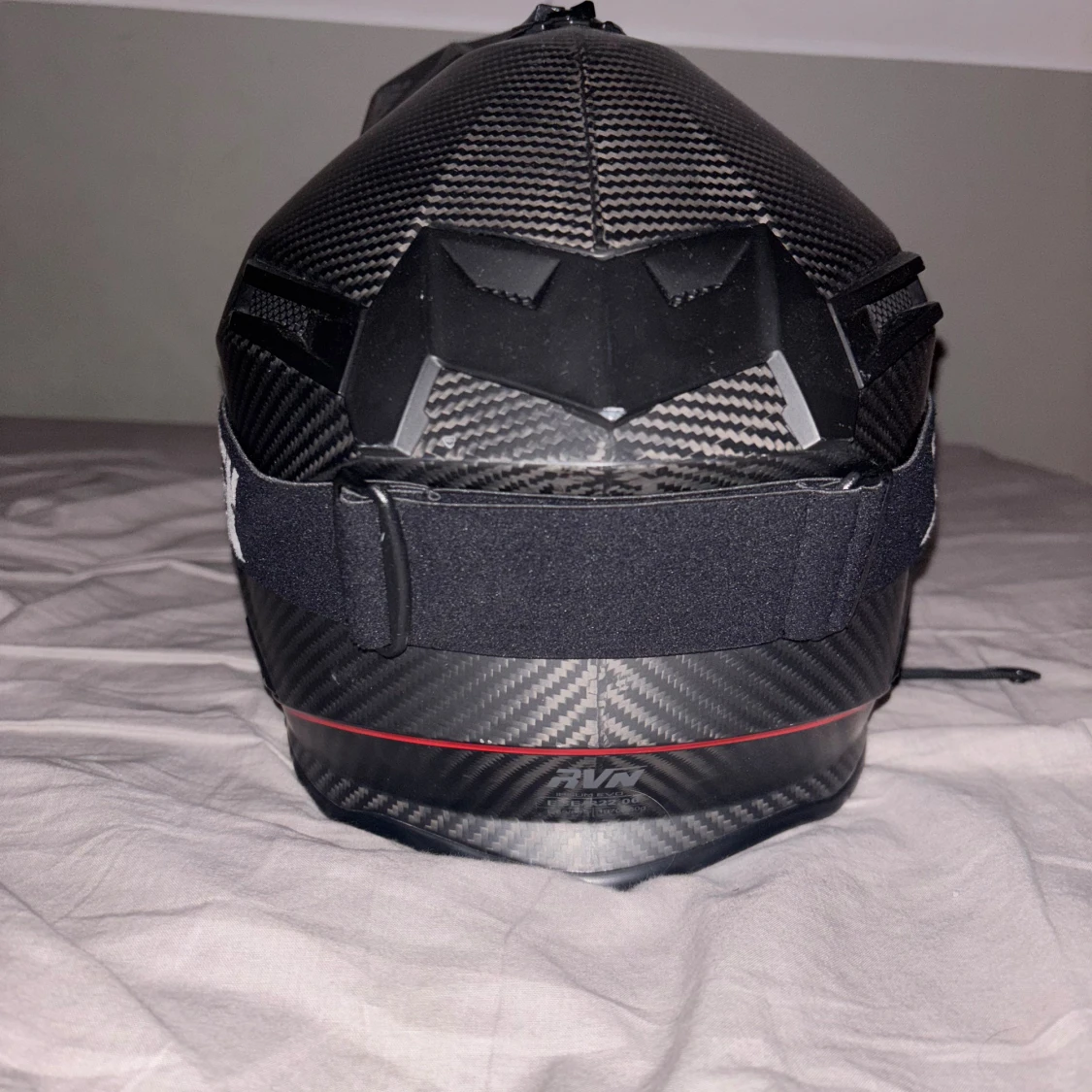 Raven mopedhjäm med goggles - 2