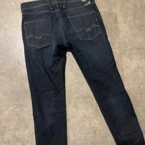 Mörkblå Replay  - Säljer mina replays storlek 32/30 priset kan diskuteras byxorna är i bra skick 