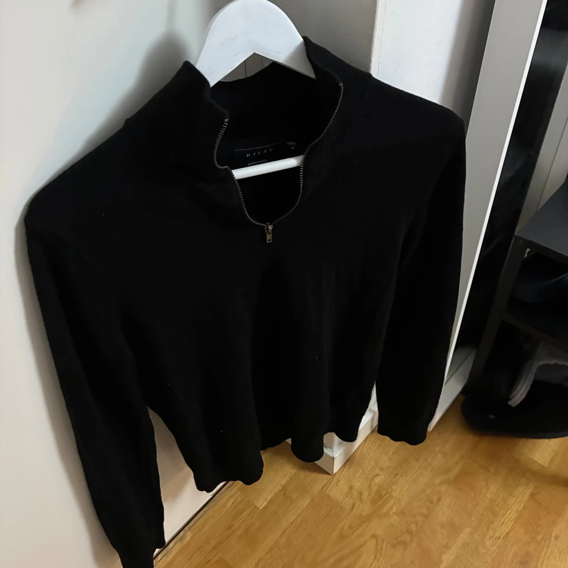 Svart merinoullströja från Riley half zip - 1