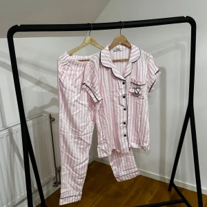 Randig pjyamas VS - Aldrig använd – fel storlek. Det står XL på etiketten men den passar snarare en S eller liten M. Byxan har fickor och skjortan har även en ficka på bröstet med VS brodering. 