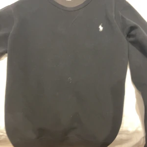 Svart sweatshirt från Polo Ralph Lauren - Svart sweatshirt från Polo Ralph Lauren. Passar längden ca 180-185. Säljer pågrund av att den inte kommer i till användning men väldigt bra skick. Priset är inte hugget i sten.