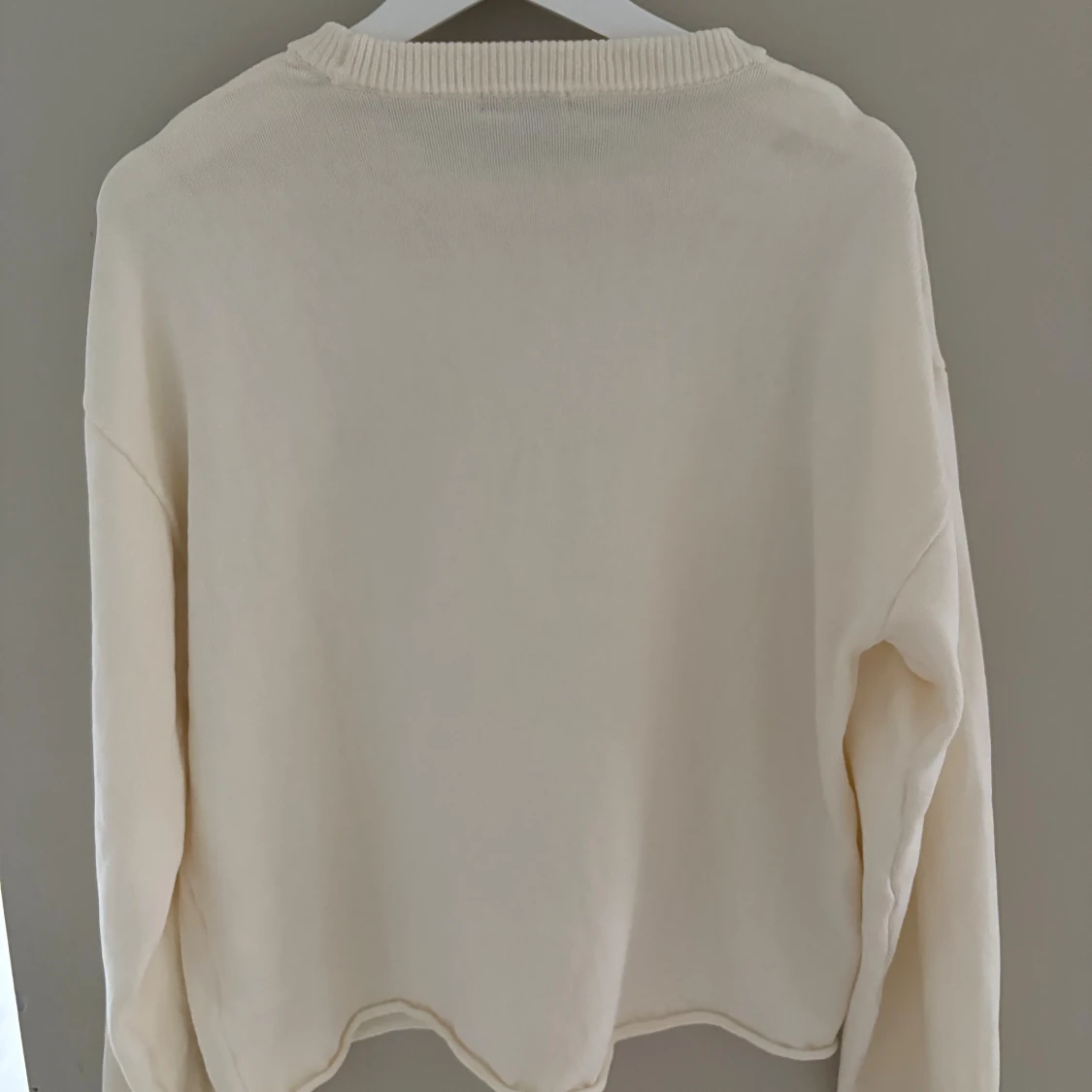 Crèmevit stickad tröja från H&M - 1