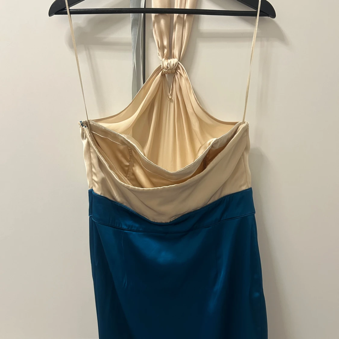 Tvåfärgad halterneckklänning från Oasis - 1