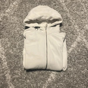 Sail racing hoodie - En snygg vit Sail racing hoodie vit det står L men jag skulle säga att den passar mer S M bara att skriva vid minsta intresse 