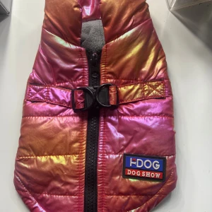 Hund jacka - Snygg pufferjacka för hund i glansigt iriserande rosa, orange och gult. Jackan har svart dragkedja på ryggen. Från Temu storlek 20