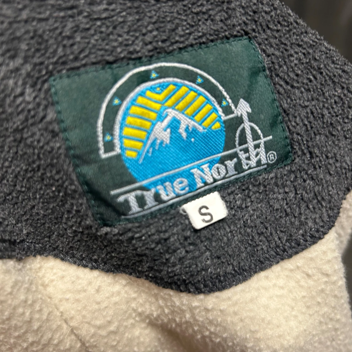 Beige fleeceväst från True North - 1