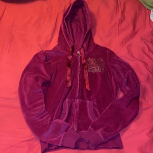 2000s kofta!  - Världens snyggaste lipsy 2000s kofta som tyvärr inte kommer till användning. Är i jättebra skick utan några defekter och är även köpt secondhand 💜