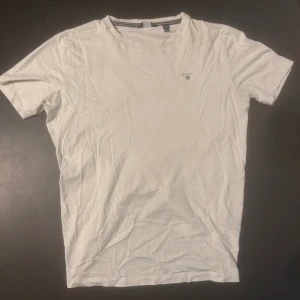 Vit t-shirt från GANT 170 - Vit t-shirt från GANT i mjuk bomull med klassisk passform. Strl 170≈XS