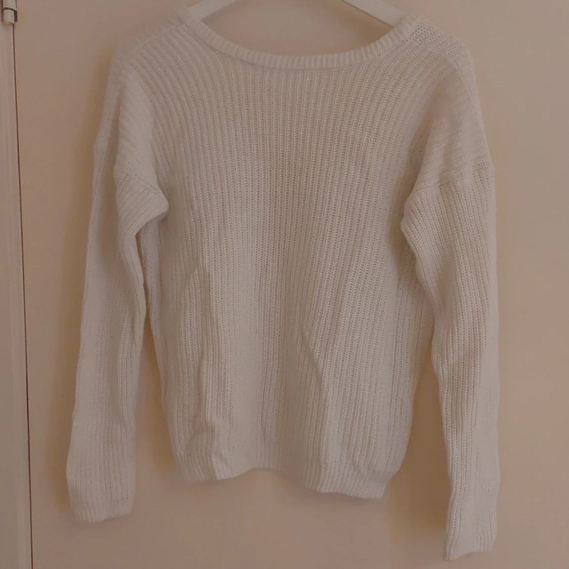 Vit stickad open back tröja från NA-KD - 1