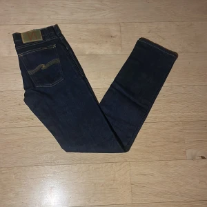 Nudie jeans w28 l34 - Säljer dessa jättesnygga nudie jeans i stl w28 l34! De är i toppen skick och är mörkblå! Nypris 1500. Hör av er vid funderingar!