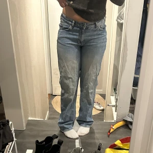 Jeans från Bikbok - Jag säljer dessa fina jeans från Bikbok. De är ett par Low wide jeans i storlek W27 och L32. De är använda ett par fåtal gånger och är i bra skick. 💗