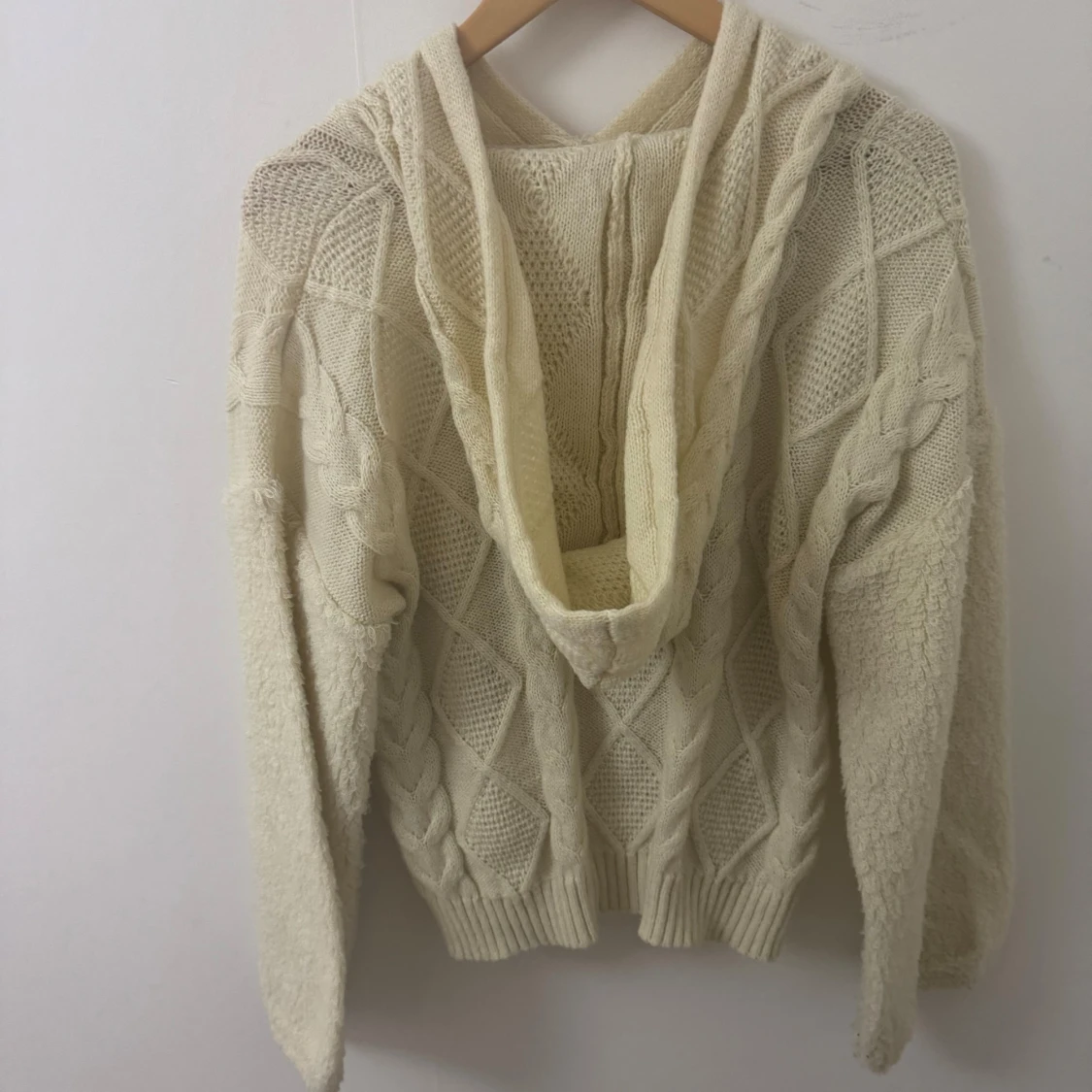 Beige stickad hoodie med flätmönster - 1