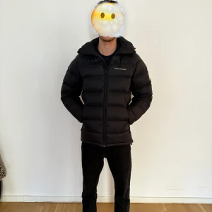  Peak Performance vinterjacka - Svart dunjacka från Peak Performance. Använt i en vintersäsong. Nypris på denna jacka är 4600kr. Vuxenstorlek så den passar även M