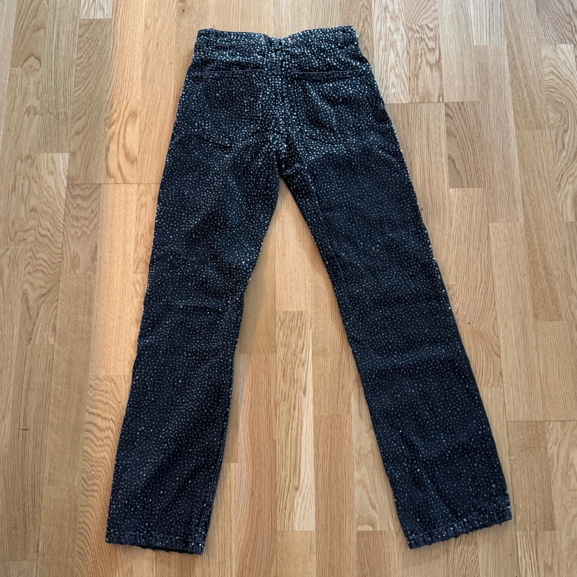 Svarta jeans med något extra - 1