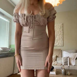 Superfin klänning med puffärmar  - Superfin verkligen! Sparsamt använd, storlek 36💗