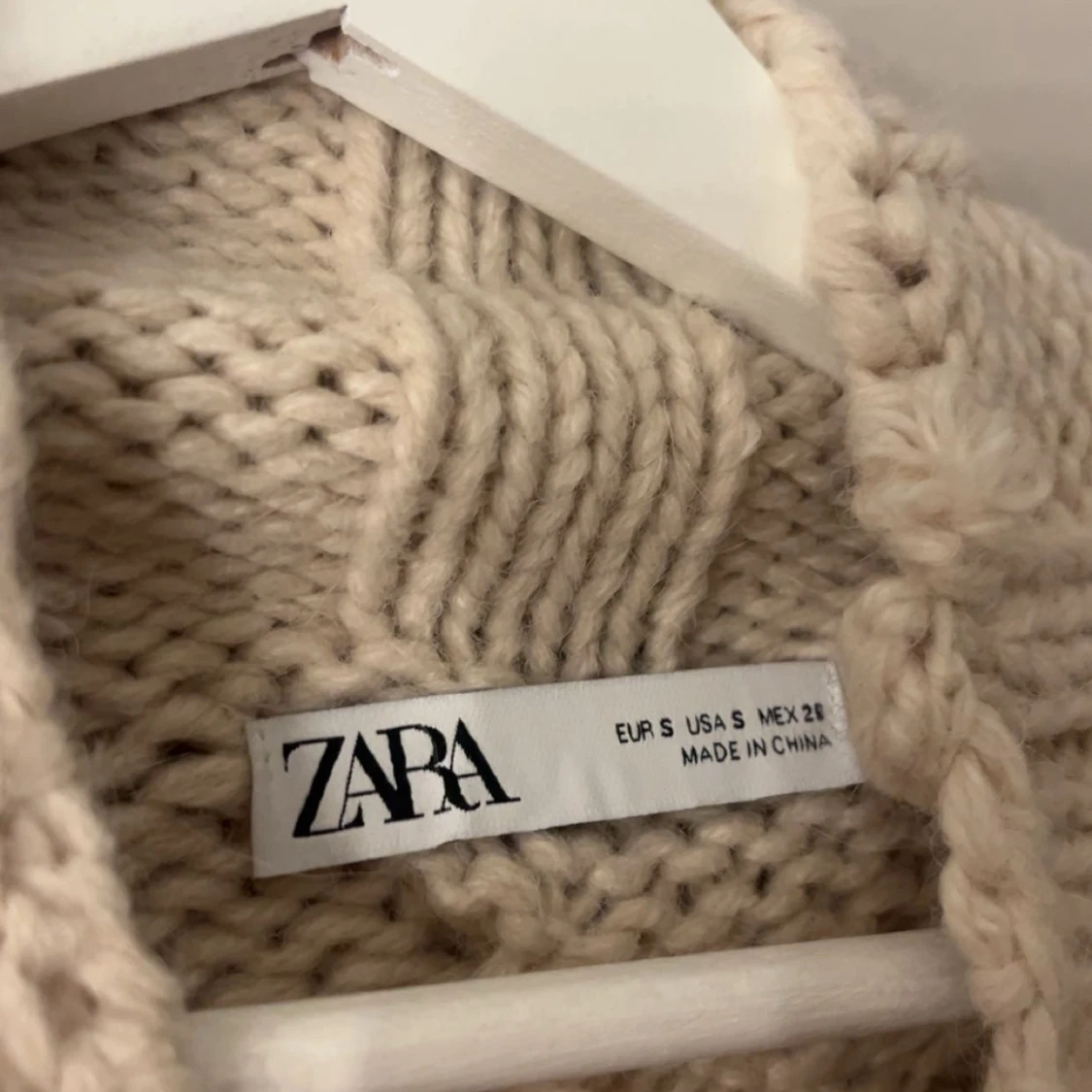 Beige stickad tröja från Zara - 2