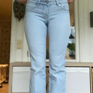 Ljusblåa Flare jeans från hm - Har tyvärr några fläckar 