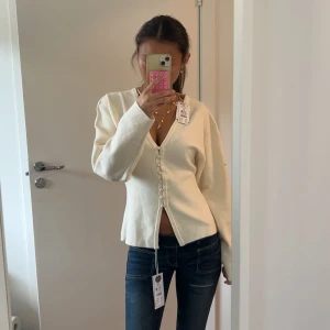 Stickad tröja  - Säljer min populära topp från Gina Tricot, storlek S. Inte använd så mycket så fint skick🥰
