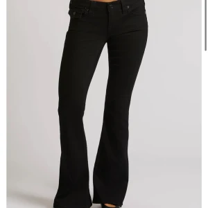 Svarta lågmidjade bootcut jeans från True Religion - Svarta jeans från True Religion med bootcut-passform och låg midja☺️Dom är lite urtvättade som man ser på sista bilden därav priset (nypris 1299kr). Annars är dom i bra skick! Pris kan diskuteras