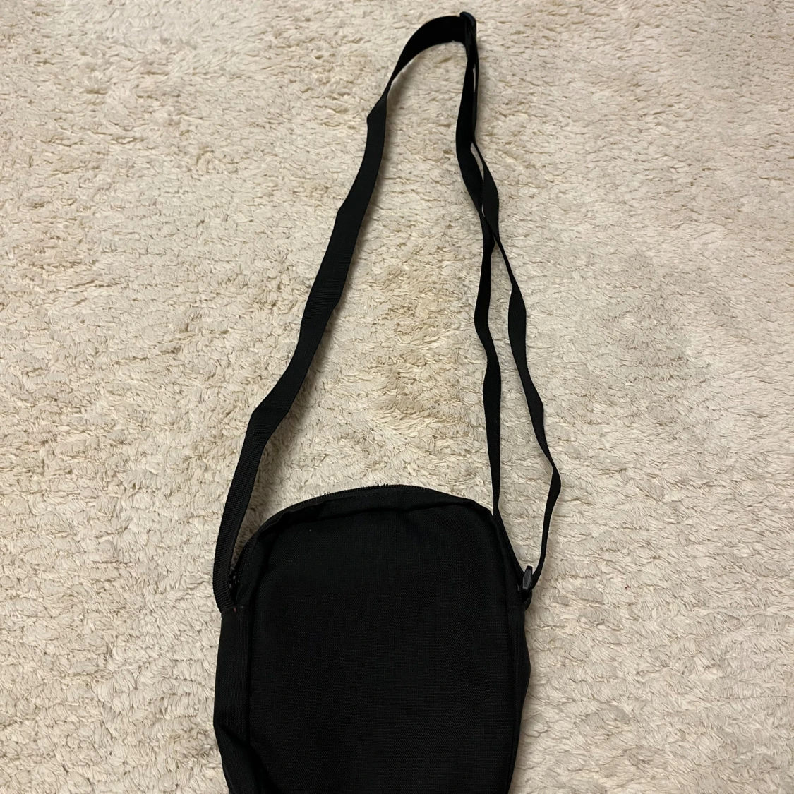 Svart axelväska från Puma med guldlogo - 1